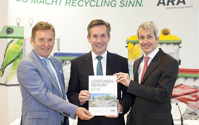 (Foto: ARA) recycling-Bilanz. Die ARA-Vorstände Werner Knausz (li.) und Christoph Scharff (M.) freuen sich mit Aufsichtsratsvorsitzenden Alfred Berger über solides Ergebnis.