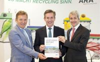 (Foto: ARA) recycling-Bilanz. Die ARA-Vorstände Werner Knausz (li.) und Christoph Scharff (M.) freuen sich mit Aufsichtsratsvorsitzenden Alfred Berger über solides Ergebnis.