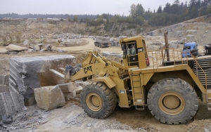 Im Granitwerk Kammerer bewegt ein Cat 992C bis zu 60 Tonnen schwere Granitblöcke.