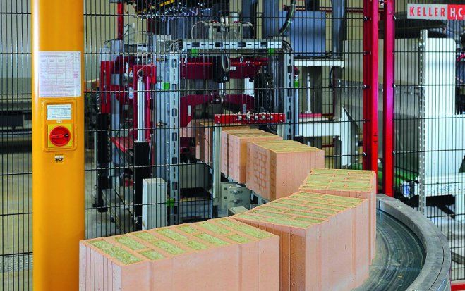 Eine neue, 2,5 Millionen Euro teure Anlage verfüllt im Wienerberger-Werk in Haiding vollautomatisch mineralische Steinwolle in Ziegel.