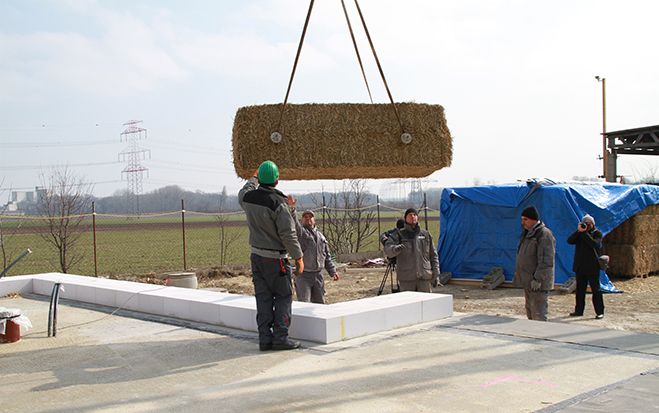 (Foto: Höller) Baumeister Jürgen Höller legt in Ebergassing den Grundstein für das erste lasttragende Strohballen-Musterhaus Österreichs.