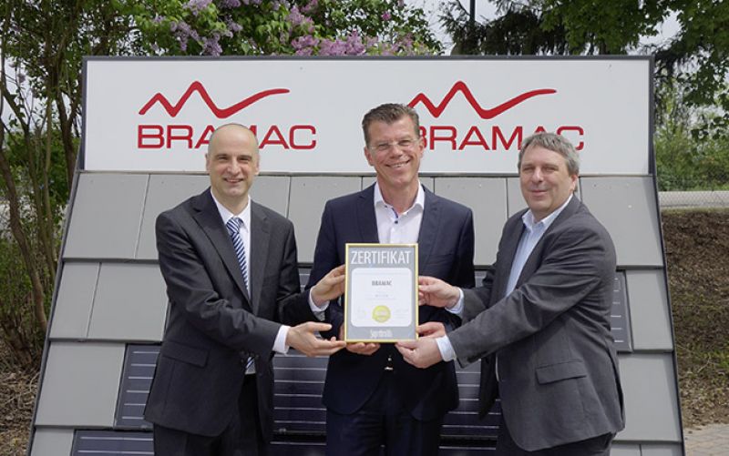 Jürgen Molner von Superbrands Austria mit Bramac-Geschäftsführer Michael Utvary und Thomas Schöffer, Leiter Marketing &amp; Vertrieb bei Bramac. 