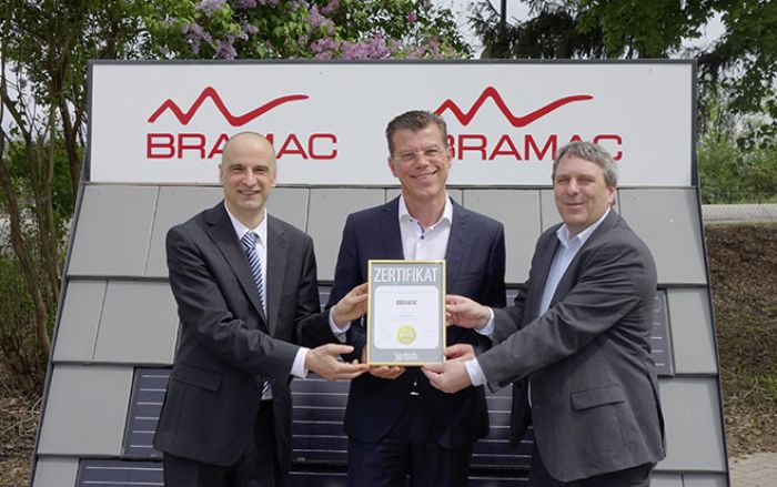 Jürgen Molner von Superbrands Austria mit Bramac-Geschäftsführer Michael Utvary und Thomas Schöffer, Leiter Marketing &amp; Vertrieb bei Bramac. 