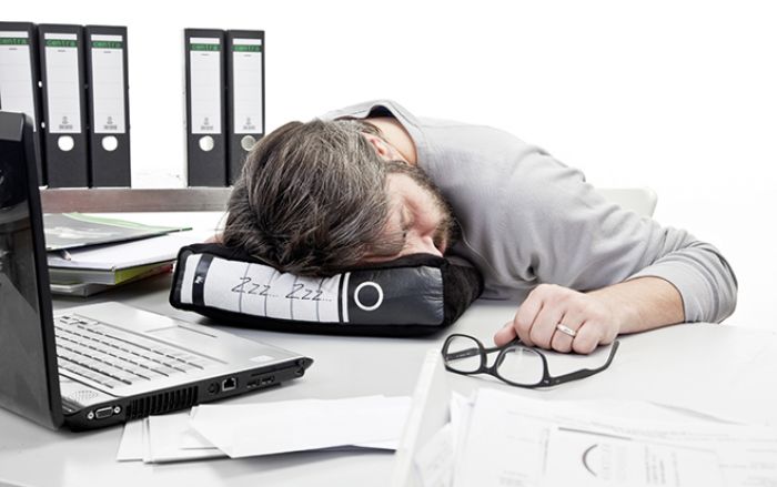 (Foto: spinninghat.com) Unscheinbarer Polster für den Power Nap im Büro.