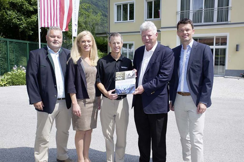 Foto Betriebsleiter Günther Ehrgott, Vertriebschefin Gabriele Zeilerbauer, Andrew Rose, CFO Worthington Industries, Chairman John P. McConnell und Geschäftsführer 