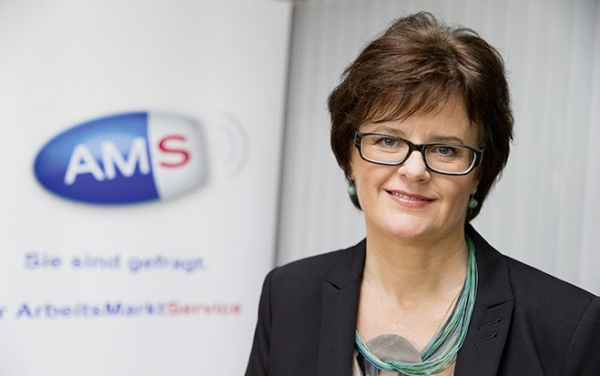 Für Petra Draxl, Leiterin des AMS Wien, ist die Begleitung der Jugendlichen zum ersten Job entscheidend.