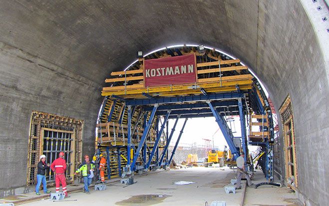 Der robuste Schalwagen DokaCC legte bei der Herstellung des Grüntunnels fast 500 Meter zurück.