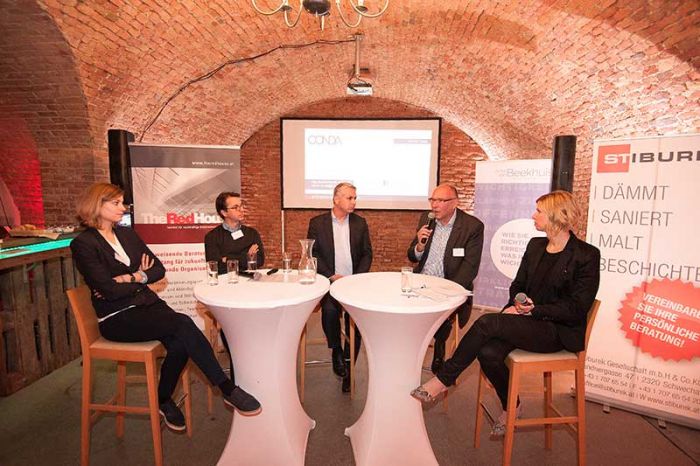 Expertendiskussion mit  Nadine Moser (Wu Wien), Lukas Stühlinger (Vorstand oekostrom AG), Peter Bosek (Vorstand Retail Banking, Erste Bank Group), und Gerald Hanisch (Eigentümer Rubble Master HMH GmbH) unter der Leitung von Anke van Beekhuis (v.l.n.r.).