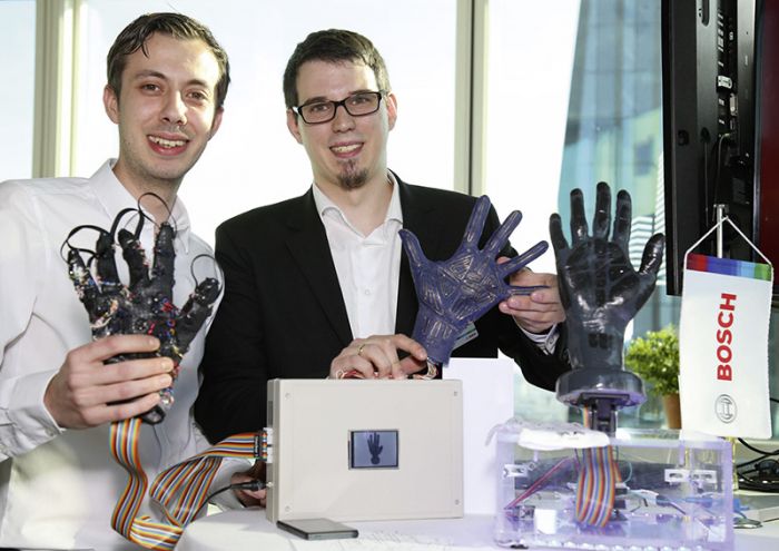 Foto: Das Siegerteam 2016: TGM-Schüler präsentierten den Prototypen eines Handschuhs, mit dem taubblinde Menschen auf Basis des Lormen-Alphabets kommunizieren können. 