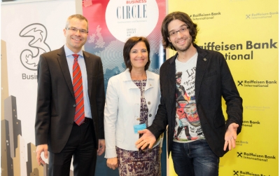 Gerhard Stefan, RBI, Gastgeberin Romy Faisst, Business Circle, und Vortragender Robert Seeger treten für mehr Mut zur Normalität ein.