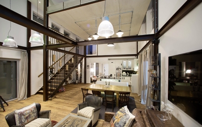 Fertighaus-Loft mit beweglichen Decken- und Wandelementen.