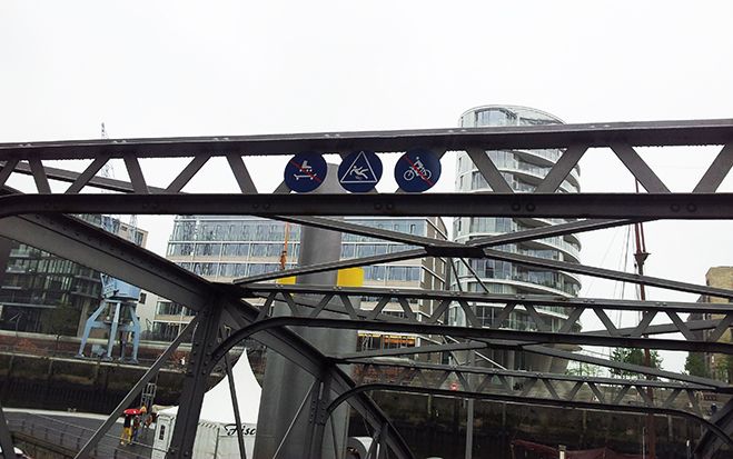 (Foto: Beigestellt) Skurrile Straßenschilder in Hamburg.