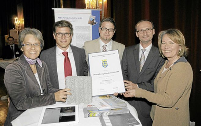 (Foto: Kirchdorfergruppe) Maba FTI-Geschäftsführer Bernhard Rabenreither (2.v.r.) freut sich über eine Anerkennungsurkunde beim Niederösterreichischen Innovationspreis, übergeben von WKNÖ-Präsidentin Sonja Zwazl.