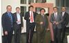 (Foto: Kirchdorfer Gruppe) Christian Nageler, Thomas Mayr, Michael Wardian, Eduard Fröschl, Erich Frommwald und Bernhard Rabenreither (v.l.) stoßen auf die Vertragsunterzeichnung an.