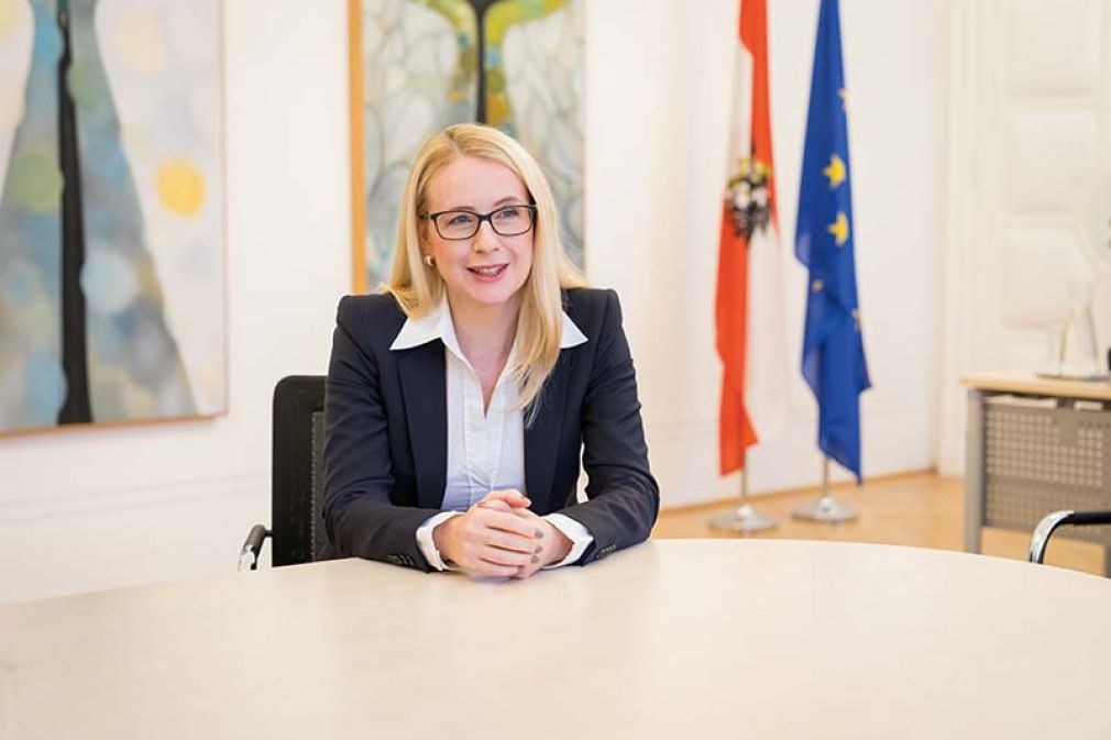 Foto: Bundesministerin Margarete Schramböck: »Bei jeder größeren technischen Entwicklung der vergangenen Jahrhunderte hieß es, sie vernichte Arbeitsplätze. Das Gegenteil war der Fall.«