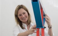 Foto: TU Wien. Susanne Gmainer mit einem Modell der Klappbrücke.