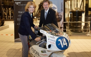 TGM-Direktor Karl Reischer übergibt das "historische" Renn-Bike an Museumsdirektorin Gabriele.