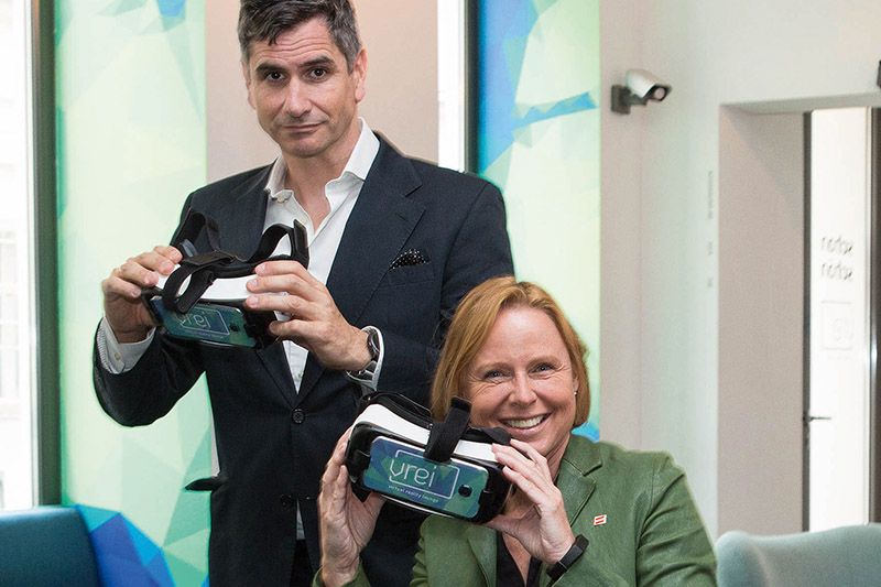 Samsung-Manager Gregor Almássy und Petra Stoiber, Geschäftsführerin Österreich Werbung, setzen Virtual Reality im Tourismusmarketing ein.