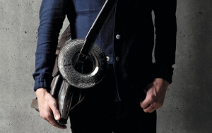 In seiner Ringform lässt sich der Aerotwist am Henkel von Taschen und Rucksäcken tragen.