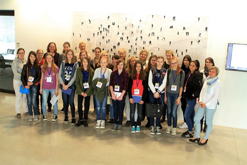 Schülerinnen blicken beim „Girls‘ Day 2016“ hinter die Kulissen der Porsche Informatik
