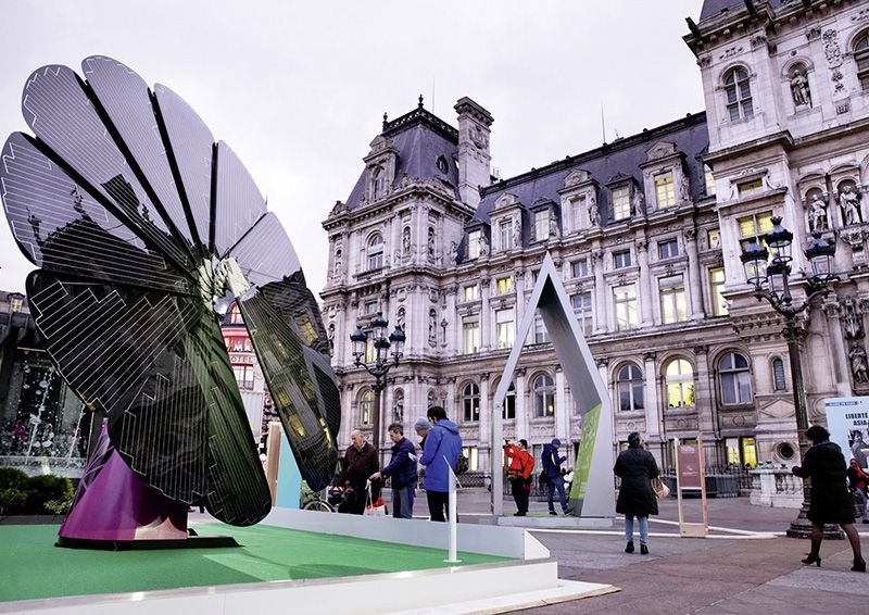 Die smartflower vor dem Hôtel de Ville, dem Rathaus in Paris.