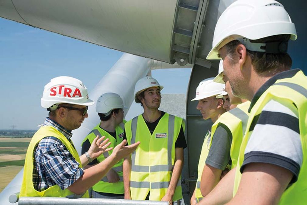 Foto: Im Asphaltmischwerk Hausleiten konnten 18 Schülerinnen und Schüler der HTL Krems einen Blick hinter die Kulissen von STRABAG werfen. 