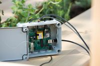In dem M2M-Showcase "#ConnectedGarden" vernetzt eine IoT-Box von T-Mobile ein "SmartBeet", um Messwerte wie Feuchtigkeit der Erde übertragen zu können.