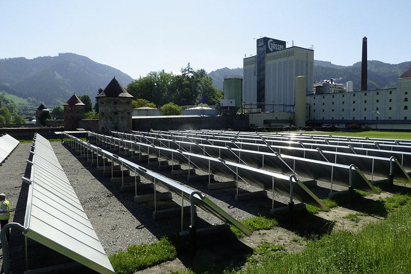 Foto: 90 Prozent der während des Produktionsprozesses entstehenden Abwärme werden in der Brauerei Göss genutzt, um Wasser aufzuheizen. Die 1.500 m²-Solaranlage erzeugt einen Teil der benötigten Wärme für den Maischeprozess.