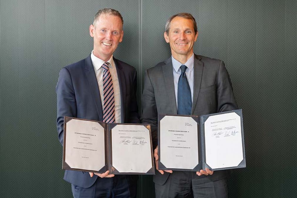 Foto: Andrew McDowell und Stefan Dörfler präsentieren das neue Förderprogramm für leistbares Wohnen in Ballungszentren. 