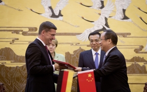 Oliver Frese, Deutsche Messe AG , und Gong Xiaofeng, CCPITECC , unterzeichneten in Gegenwart von Angela Merkel und dem chinesischen Premierminister Li Keqiang (hinten) den Partnerschaftsvertrag für die IT-Leitmesse CeBIT.