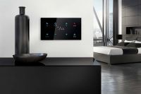 Foto: Das Bedienelement Busch-tacteo reagiert über eine kapazitive KNX-Glas-Sensorik berührungslos.