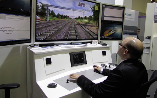 Trainguard von Siemens bildet ein skalierbares System von Strecken-, Fahrzeug- und Kommunikationsausrüstungen für alle nationalen Zugsicherungs- und Zugbeeinflussungssysteme. In den Test- und Schulungszentren wird es unter Live-Bedingungen trainiert.