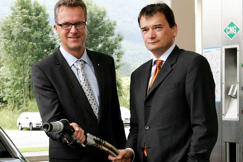  Klaus Dorninger, Geschäftsführer der Energie AG Power Solutions, und Bernd Zierhut, Geschäftsführer der Doppler Gruppe, koopieren im Erdgasvertrieb.