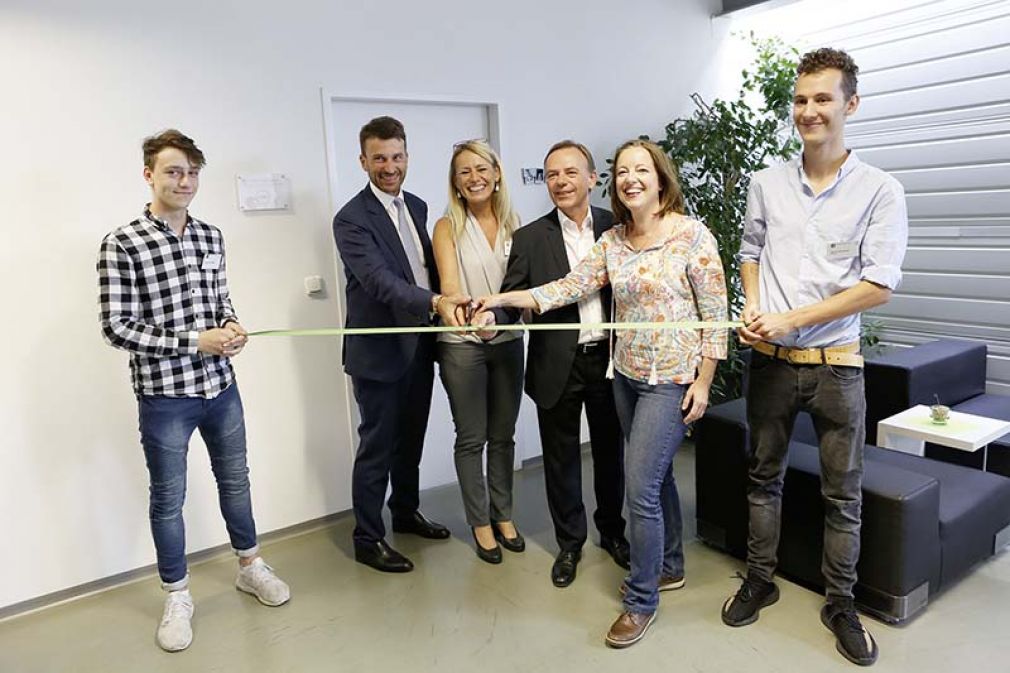 Foto: Yannick Pollek, Lehrling TELE Haase; Stefan Ehrlich-Adám, Wirtschaftskammer; Eva Stöger, TELE Office; Gerald Bischof, Bezirksvorsteher Wien Liesing; Brigitte Bednar, FFG, und Adrian Kirchner, Lehrling TELE.