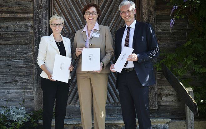Forschungs-Landesrätin Doris Hummer, KLI:EN-Geschäftsführerin Theresia Vogel und Wirtschafts-Landesrat Michael Strugl schlossen in Alpbach einen Kooperationsvertrag, um Oberösterreich zur Energie-Leitregion zu machen.