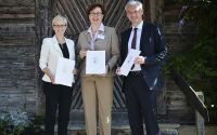 Forschungs-Landesrätin Doris Hummer, KLI:EN-Geschäftsführerin Theresia Vogel und Wirtschafts-Landesrat Michael Strugl schlossen in Alpbach einen Kooperationsvertrag, um Oberösterreich zur Energie-Leitregion zu machen.