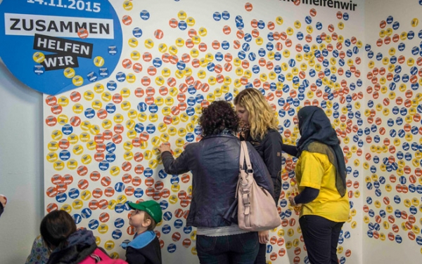 Foto: Stickeraktion: Ikea Österreich rief zu einem Solidaritätstag auf und spendete 500.000 Euro für die Einrichtung von Unterkünften und Integrationsmaßnahmen. 