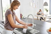 Mit der GROHE Blue Linie kommt gefiltertes und gekühltes Wasser, wahlweise still oder mit Kohlensäure versetzt, direkt aus der Armatur.