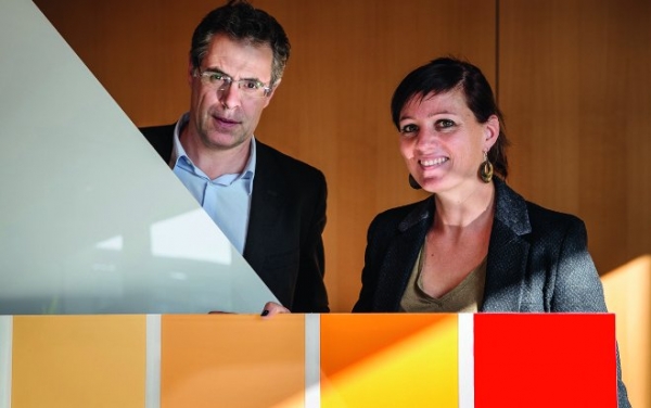 Christophe Ballif und Laure Emmanuelle Perret-Aebi von CSEM präsentieren neuartige PV-Modulbeschichtungen.