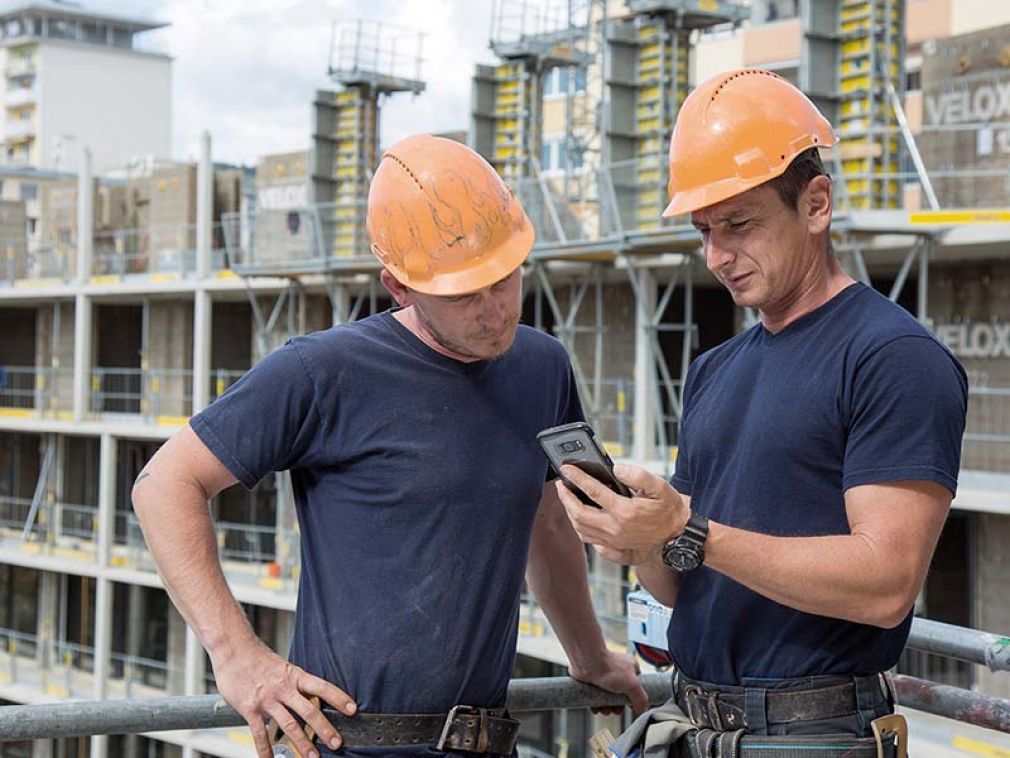 Foto: Auf Baustellen sind viele Gewerke gleichzeitig präsent, damit verbunden ist ein erhöhtes Sicherheitsrisiko. Eine bessere Kommunikation könnte für mehr Sicherheit sorgen, allerdings wird auf diese oft wegen zu großem Aufwand verzichtet.