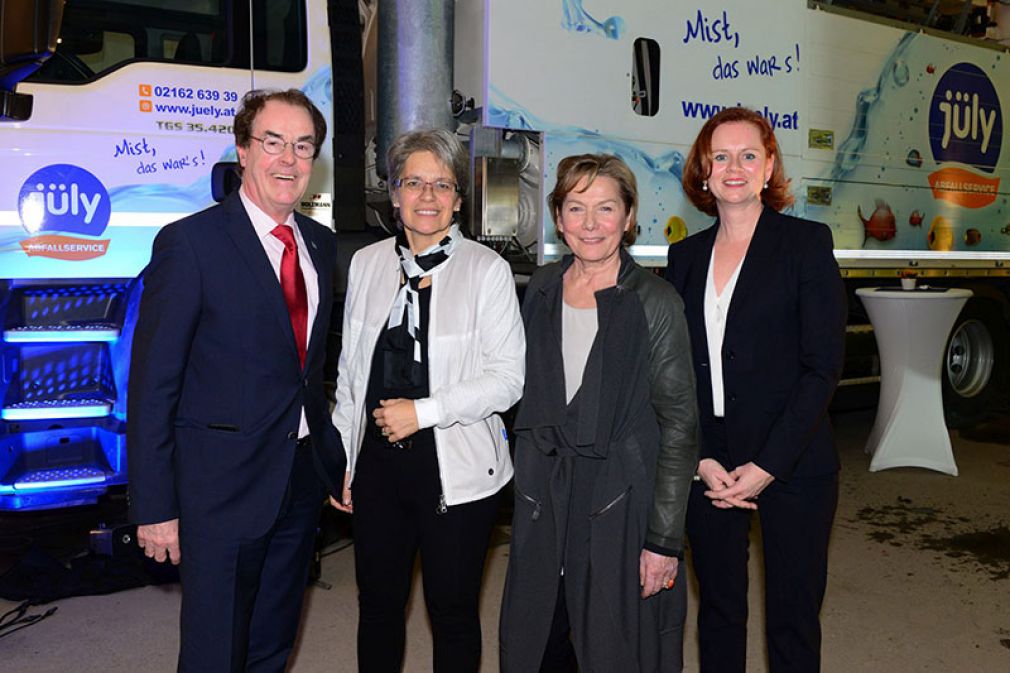 Hans Roth, Petra Bohuslav, Sonja Zwazl und Gabriele Jüly vor einem der beiden neuen LKW.