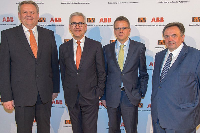 B&amp;R-Geschäftsführer Hans Wimmer, ABB-CEO Ulrich Spiesshofer, Peter Terwiesch, Leiter der ABB-Industrieautomationssparte, und ABB-Österreich-Geschäftsführer Franz Chalupecky verkünden die Fusion.