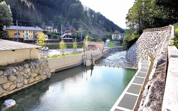  Das Kraftwerk Fritzbach im Salzburger Pongau ist Teil des virtuellen Kraftwerksverbunds. Rechts im Bild die Fischaufstiegshilfe, durch die die Bachbewohner weiterhin ungehindert am Kraftwerk vorbei schwimmen können. 