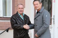 Bürgermeister Hermann Kozlik hat in den ersten Wochen &quot;bereits mehrere hundert Euro gespart&quot;, im Bild mit ­hpc DUAL-CEO Josef Schneider.
