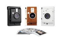 Die neue Lomo'Instant Camera von Lomography macht Sofortbilder im Retrochic.