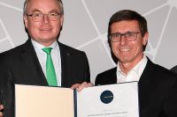 Aus den Händen von LH-STV. Stephan Pernkopf erhielt Baumeister Erwin Krammer (r.) eine Auszeichnung beim Architekturwettbewerb &quot;Vorbildliches Bauen in Niederösterreich&quot;. (Bildquelle: NLK Reinberger)