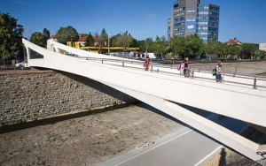 Die Brücke über die Wien (Bild) war das erste Siegerprojekt der Concrete Student Trophy, das realisiert wurde. Jetzt stehen mit einem Grillplatz und einer Schwimminsel an der Donau die nächsten Projekte vor der Umsetzung.