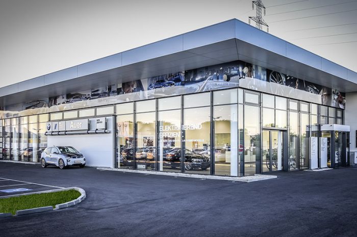 Foto: Für BMW Auer hat Leyrer + Graf ein komplett neues Betriebsgebäude errichtet, das nicht nur optisch, sondern auch in Hinblick auf die Energieeffizienz punktet. 