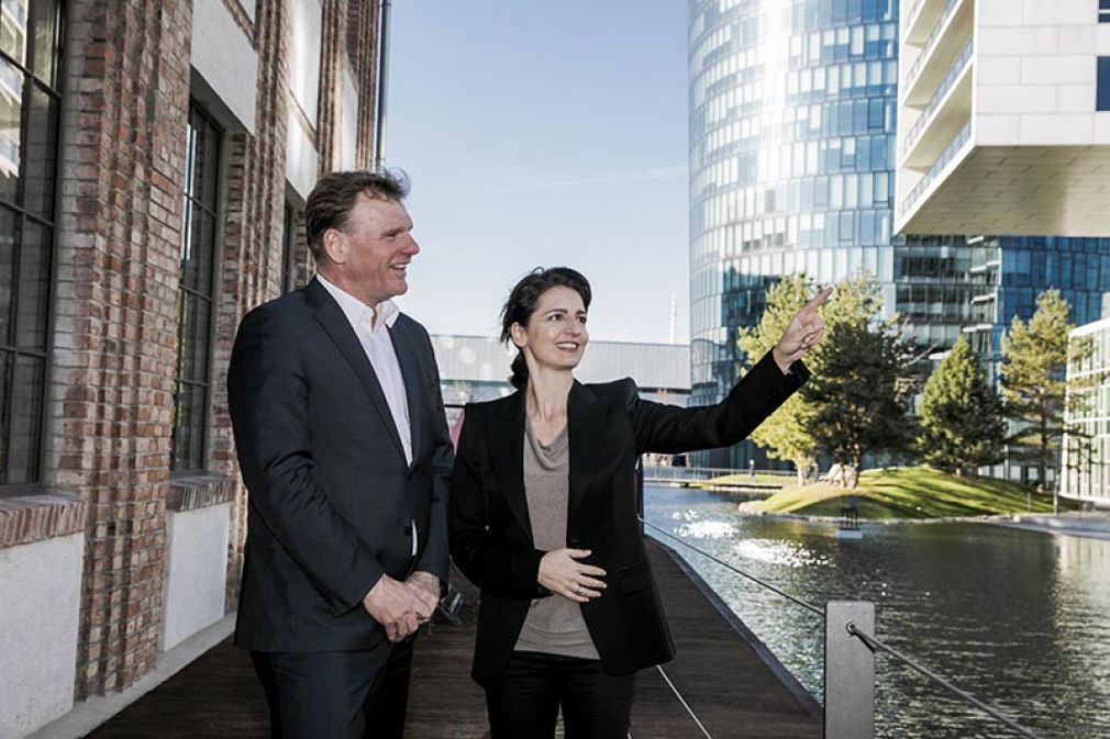 Sabine Müller, Geschäftsführerin der IC Development und Michael Strebl, Geschäftsführer Wien Energie im Viertel Zwei.