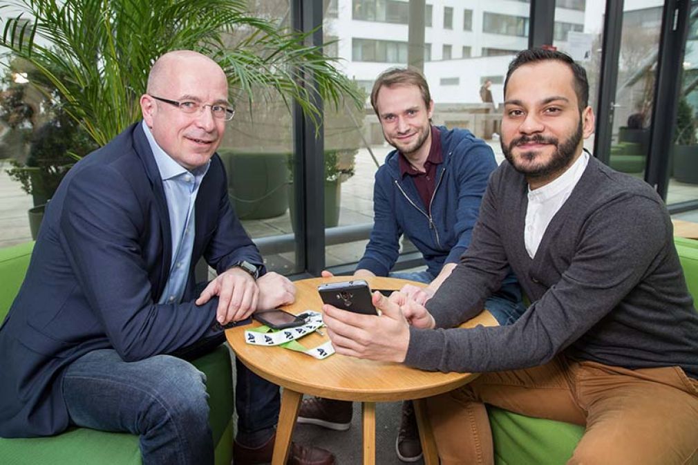 Foto: A1-Personalchef Peter Pirkner im Gespräch mit Benjamin Lechner und Samed Yilmaz, die an der FH Technikum Wien das duale Informatikstudium absolvieren.